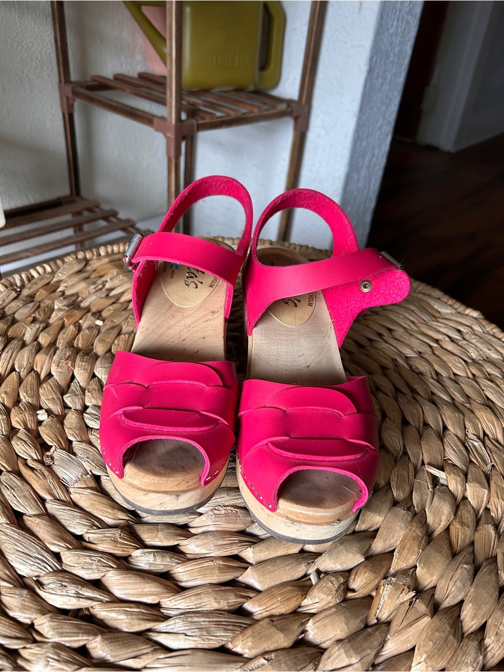 Lotta’s Bright Pink Women's Leather Clog Sandals - Picture 3 of 3
